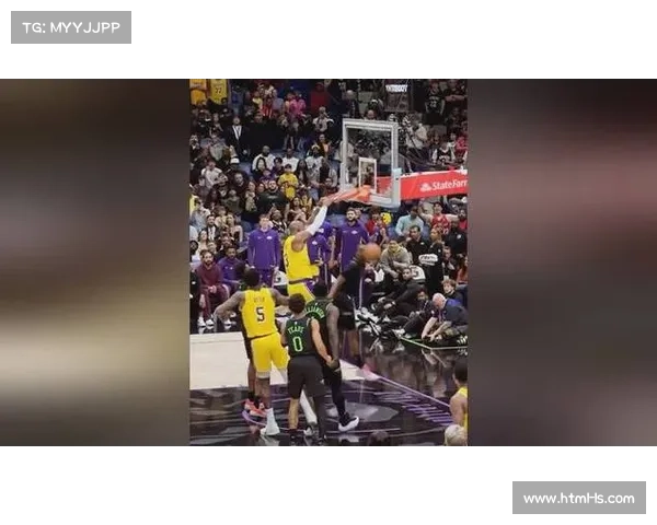 詹姆斯长传艾顿空接扣篮,湖人独行侠对决现精彩配合